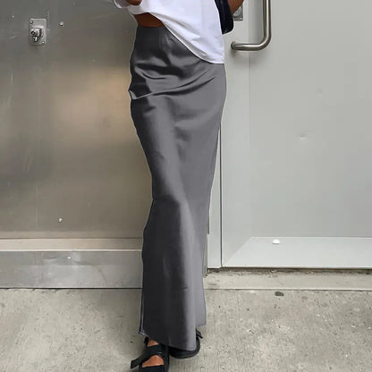 Livia | Elegant and airy satin skirt